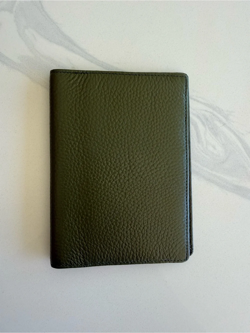 Classic Men's NWOT Leather Card Key Passport Holder Wallet Olive Green